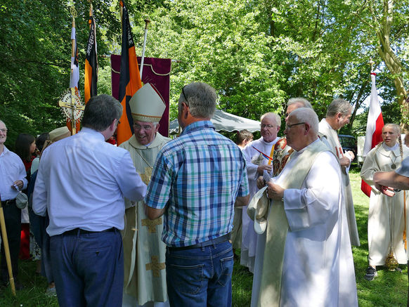 Festgottesdienst zum 1.000 Todestag des Heiligen Heimerads auf dem Hasunger Berg (Foto: Karl-Franz Thiede) Festgottesdienst zum 1.000 Todestag des Heiligen Heimerads auf dem Hasunger Berg (Foto: Karl-Franz Thiede)
